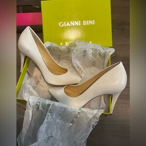 Gianni Bini women’s white heels size 8.